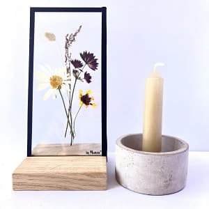 Lijst met boeket van o.a. margriet en Zeeuws knoopje