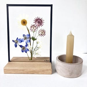 Boeket met witte en blauwe ridderspoor 15 x 20