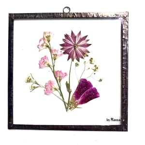 Hanglijst 15 x 15 Boeket met roze ridderspoor en Zeeuws knoopje